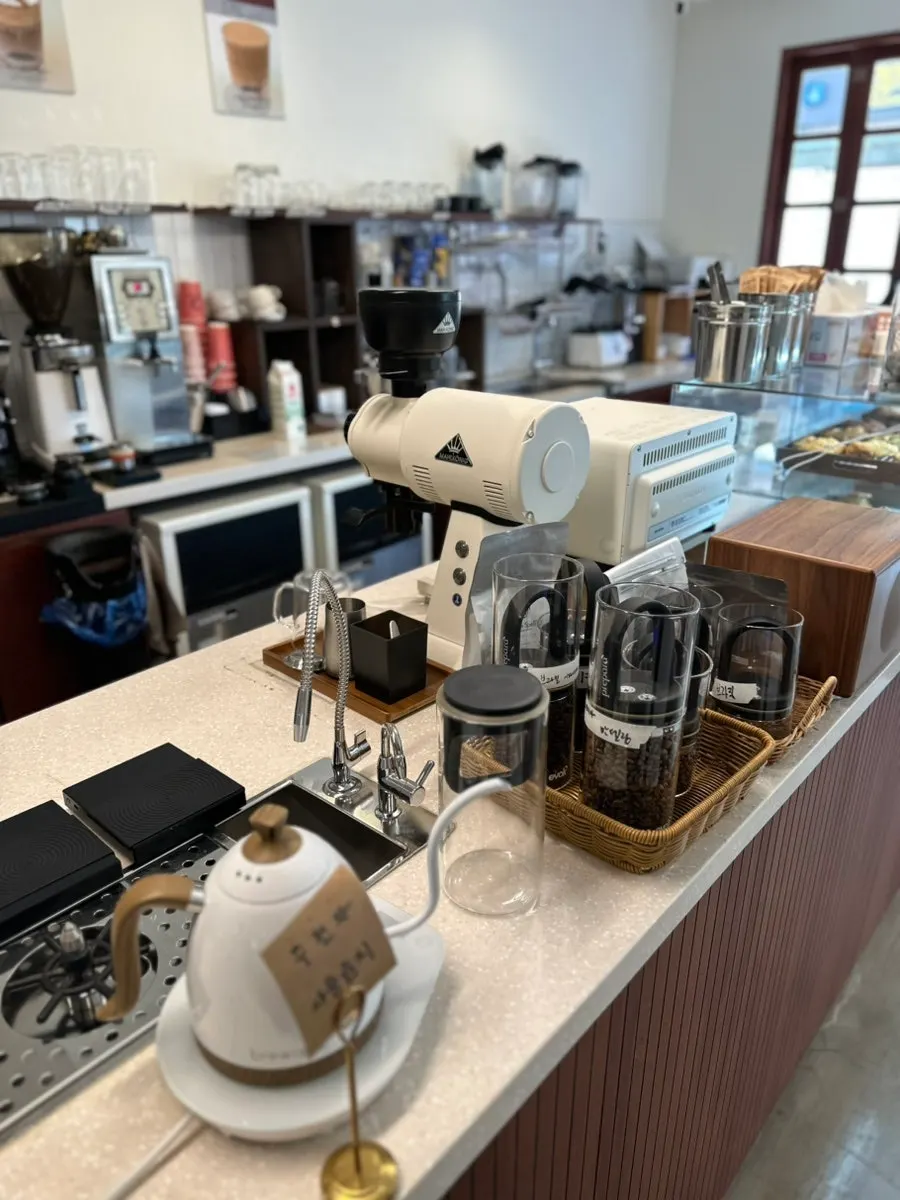 Saechamcoffee filling up with customers