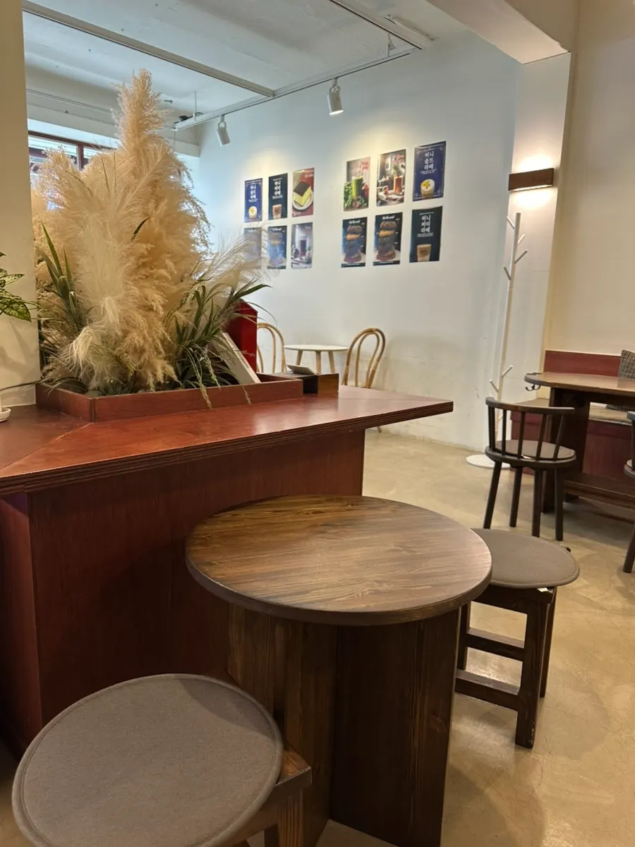 Bar seating with outlets at Saechamcoffee