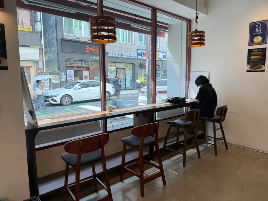 새참커피 넓은 매장 내부