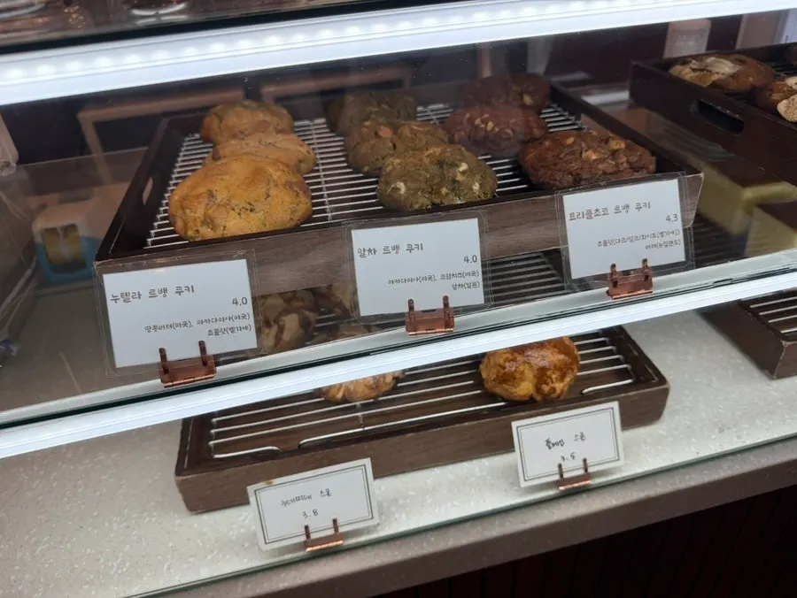나가사키 카스테라가 함께 놓인 디저트 코너