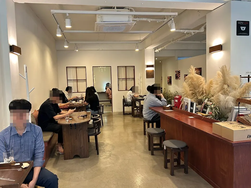 새참커피 깔끔한 매장 내부