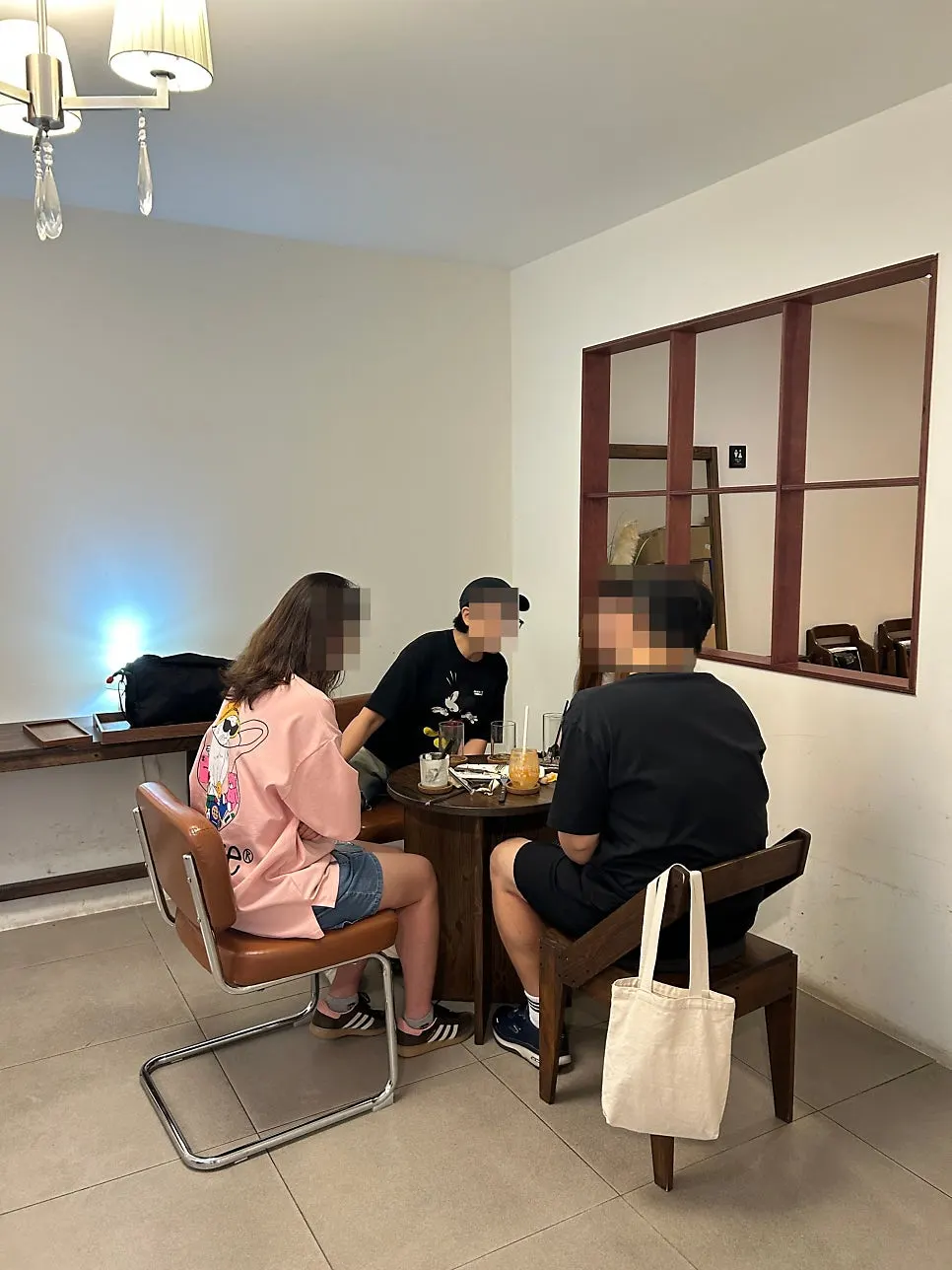 새참커피 창가 자리 분위기