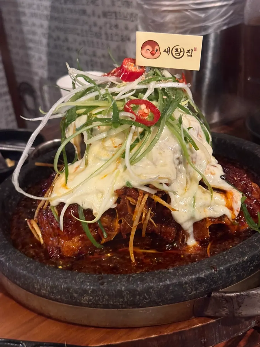 맵기 1단계로 주문한 백묵은지 돌판 뼈구이