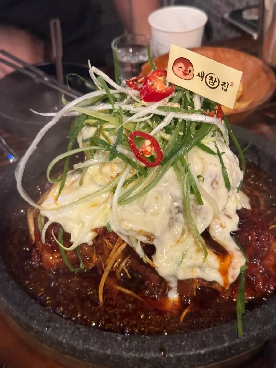 묵은지와 함께 먹는 돌판 뼈구이