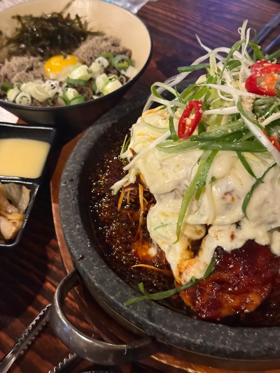 치즈에 감싼 뼈구이 고기 한 점