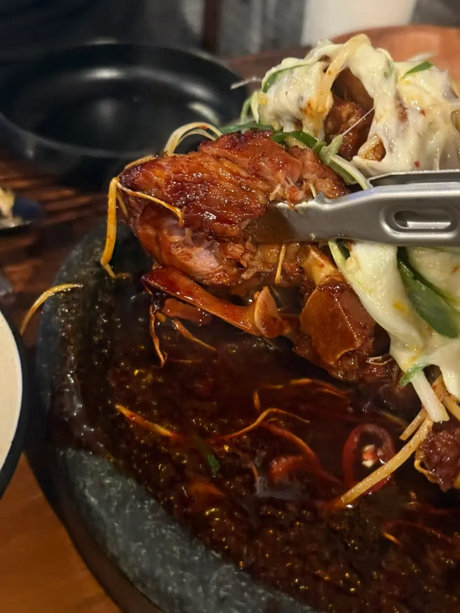 양이 넉넉한 새참집 돌판 뼈구이 상차림