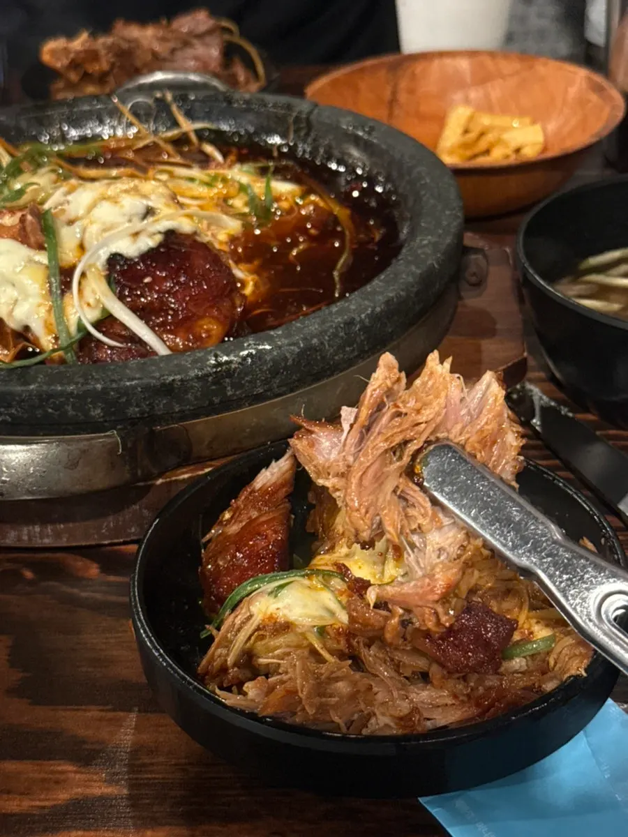 새참집 뼈구이와 곁들임 반찬