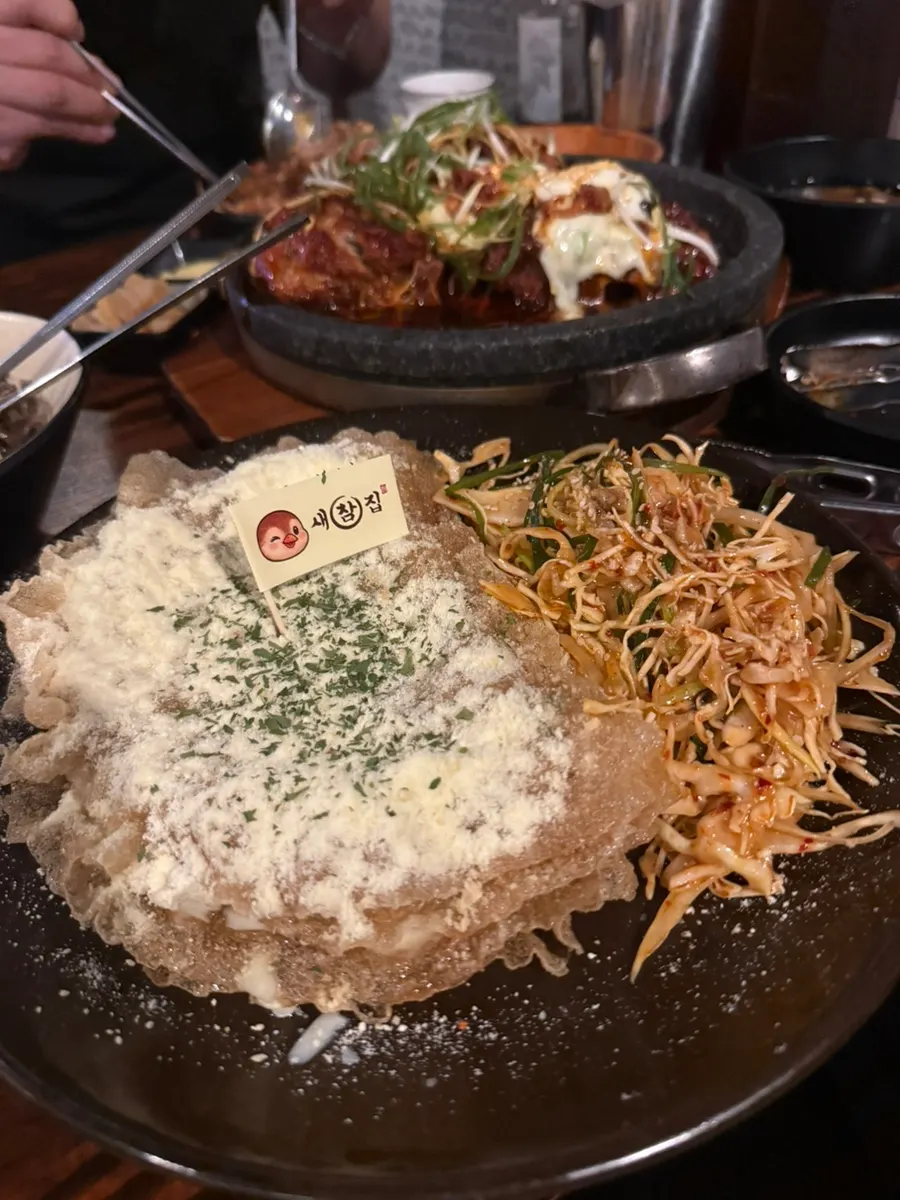 하얀 가루가 뿌려진 명란 치즈 감자전