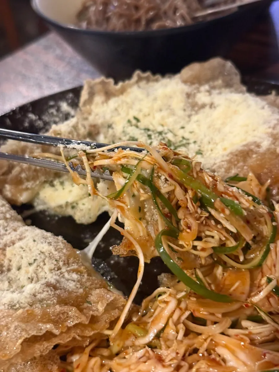 파채를 올려 먹는 명란 치즈 감자전