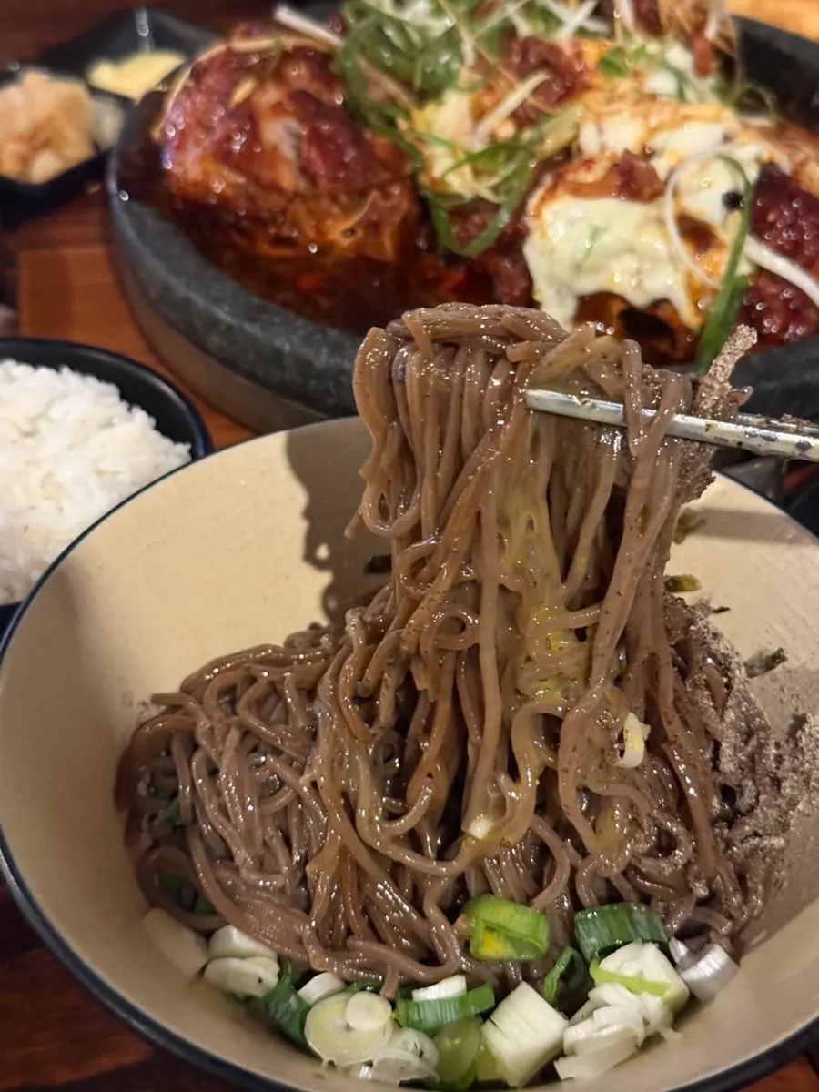 노른자를 터뜨려 비빈 들기름 막국수
