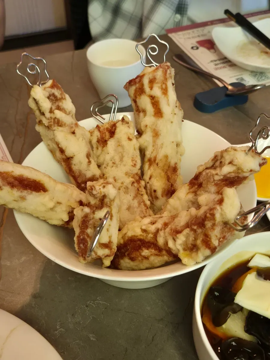 꼬치에 꽂혀 나온 생등심꼬치탕수육