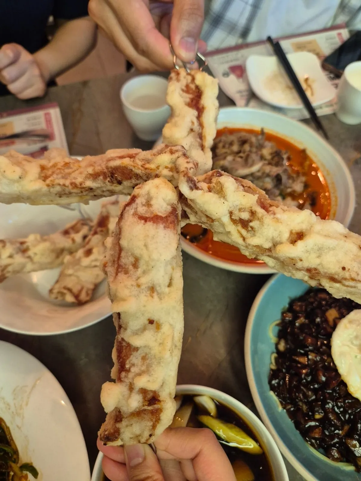 탕수육 소스에 찍은 생등심 꼬치