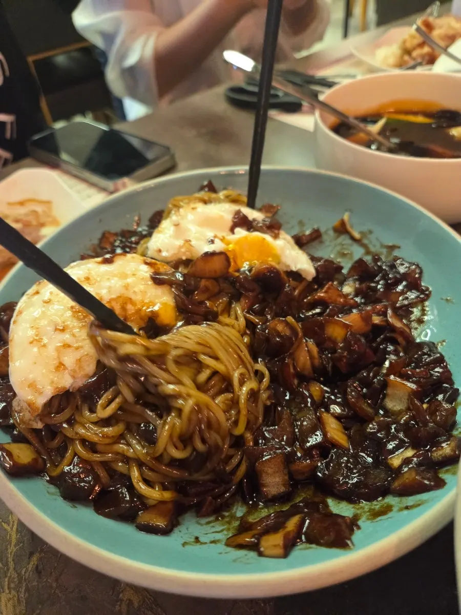 계란후라이 올라간 짜장면