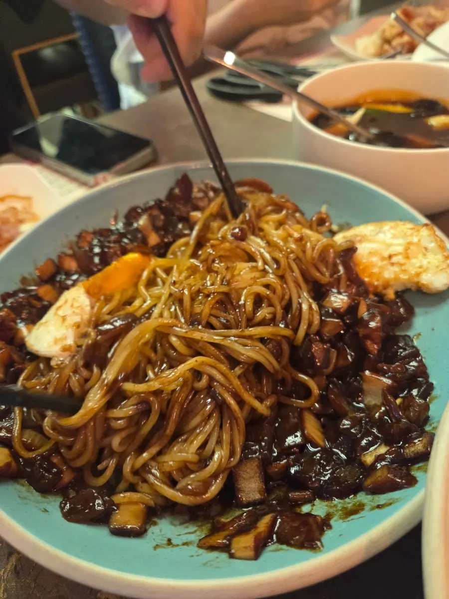 까맣게 비빈 짜장면 면발