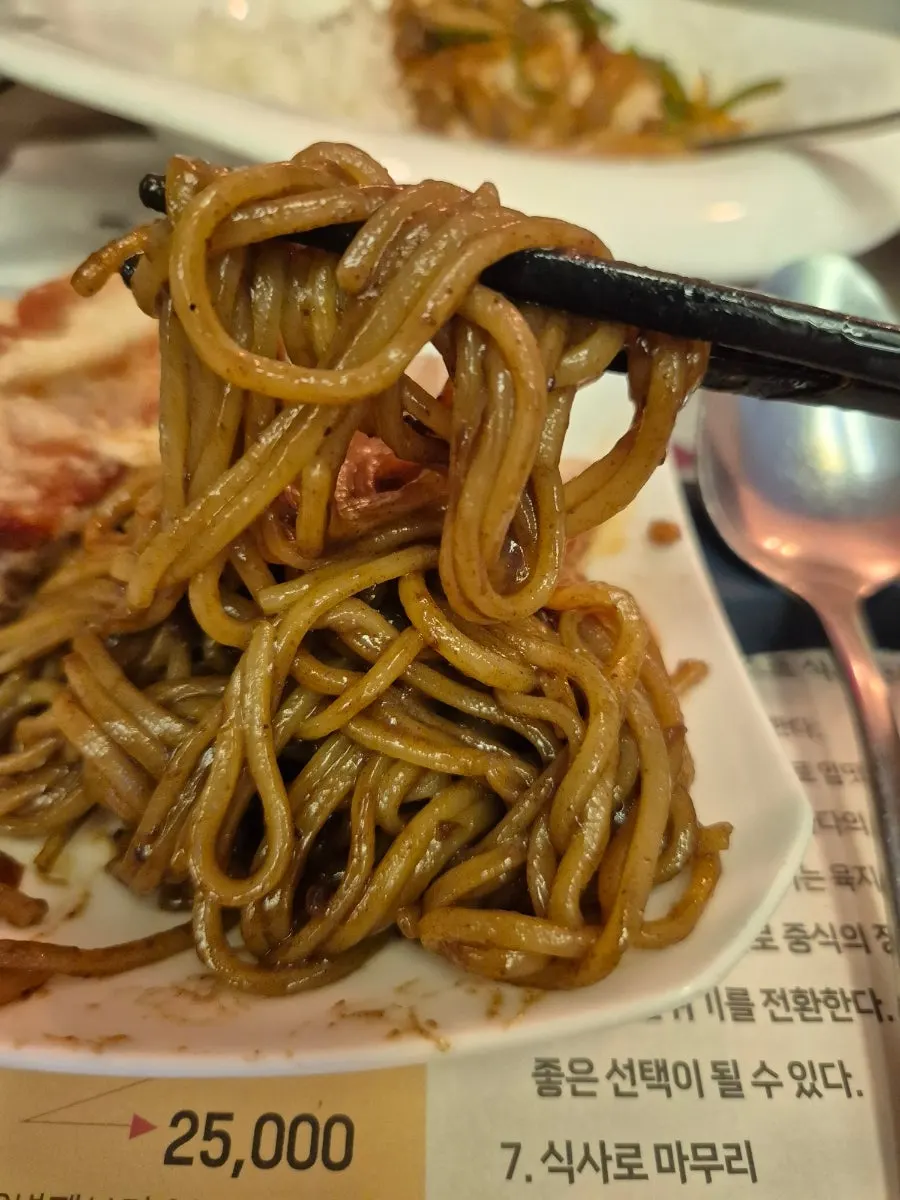반숙 계란후라이를 올린 짜장면 한 그릇