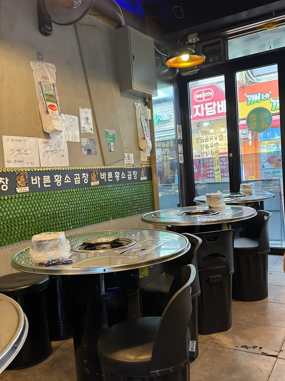 원형 테이블이 놓인 바른황소곱창 내부