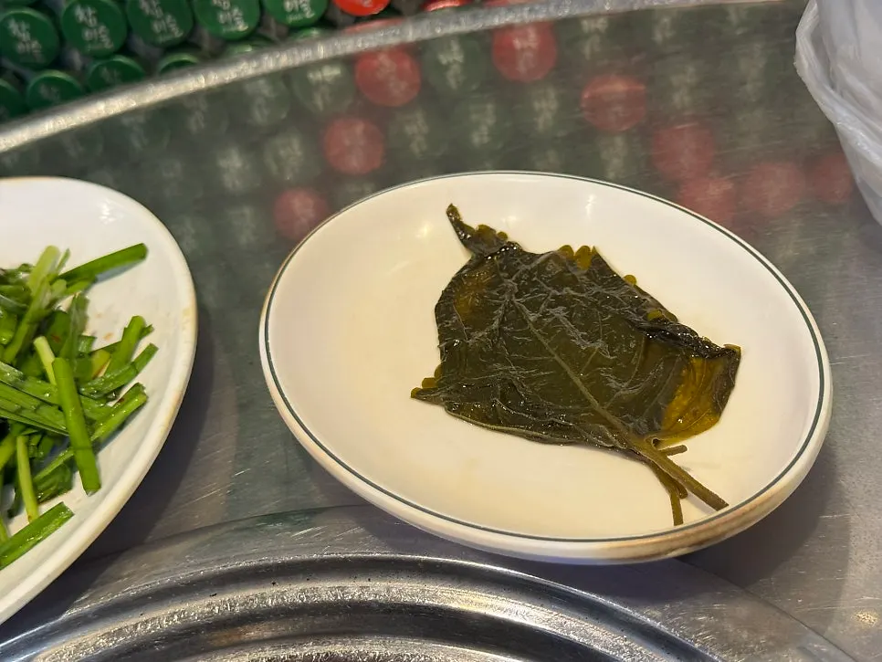 곱창과 함께 나온 깻잎 접시
