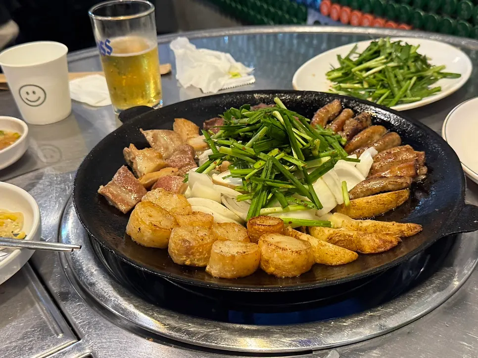불판에 올라간 모듬곱창 2인분