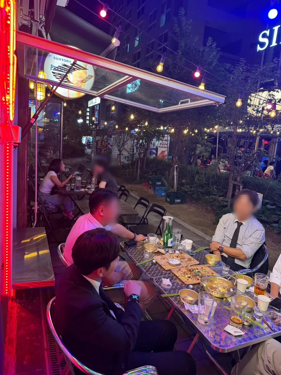 Patio tables starting to fill with customers