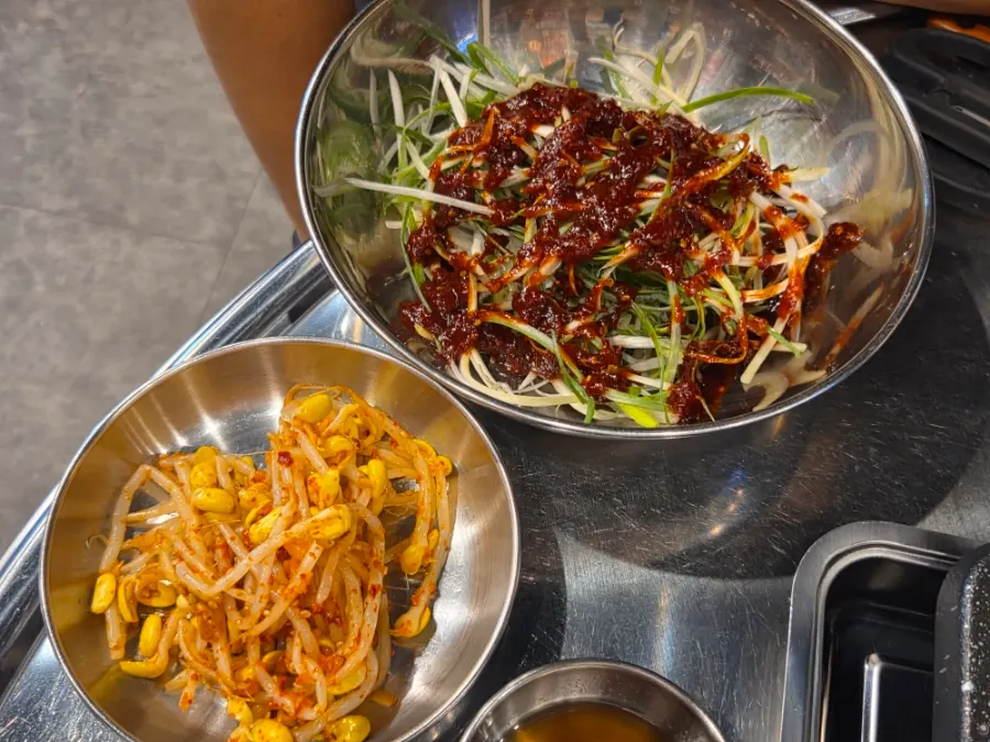 Scallion kimchi and side dishes grilled on the pan
