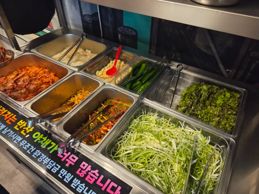 Self-service bar for extra side dishes
