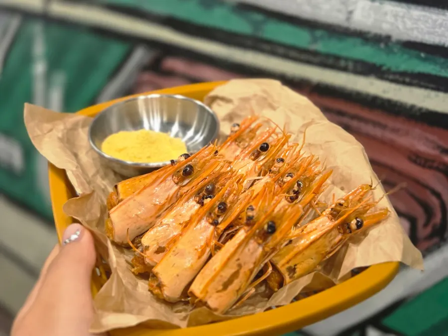 Fried shrimp heads served with seasoning