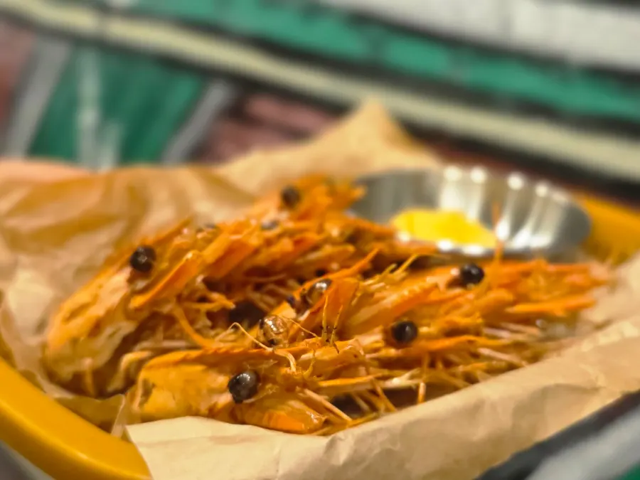 Crispy fried shrimp heads dipped in seasoning