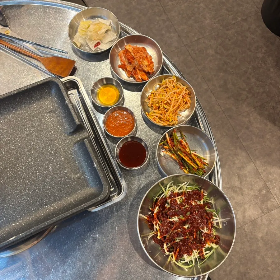 Basic side dish spread at Saesam Yangsan Main Branch