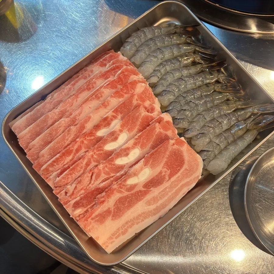 Saesam Samhap: 300g cold pork belly with 12 black tiger shrimp