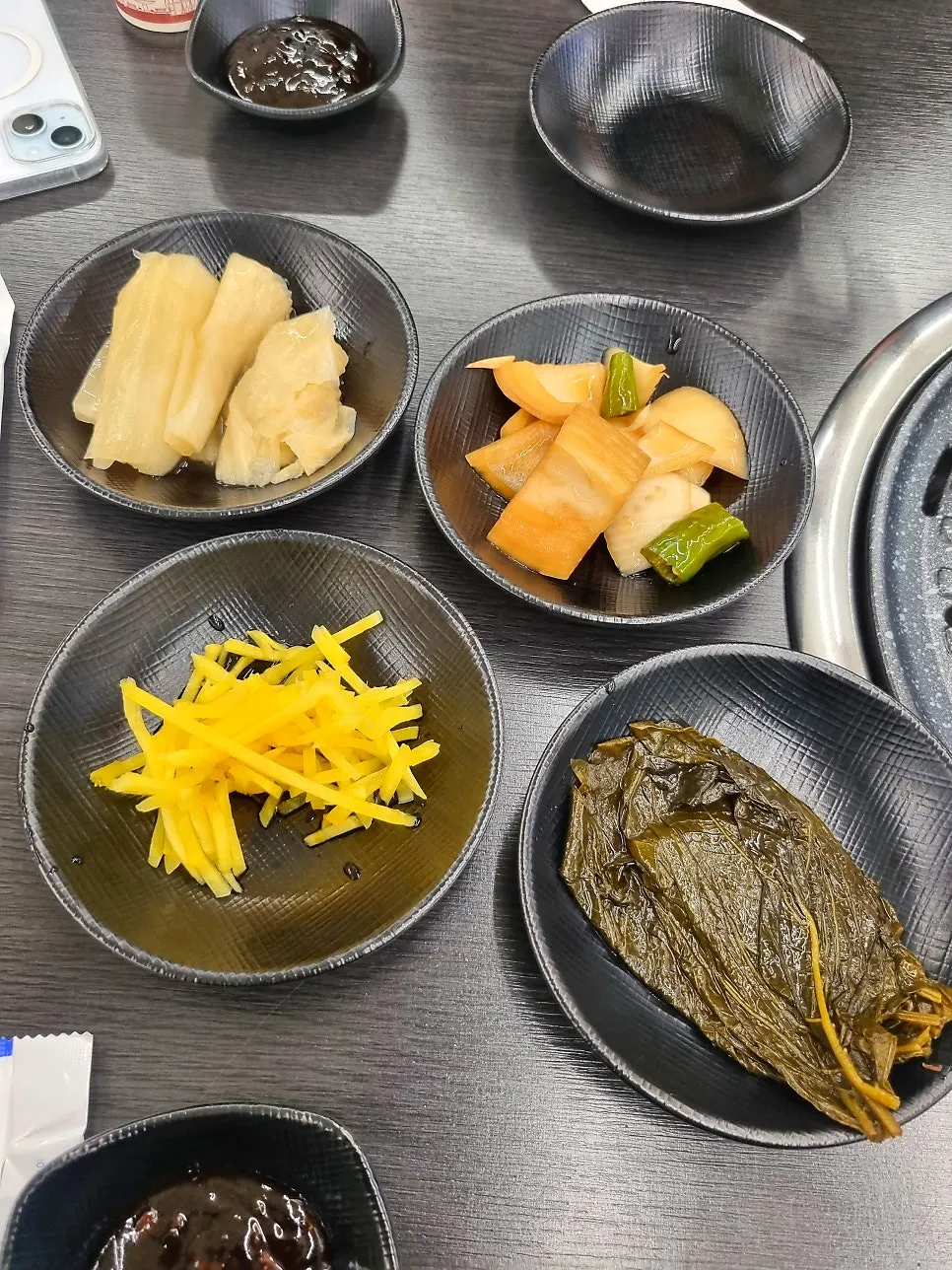 깻잎 등 장어와 곁들일 기본 반찬 상차림
