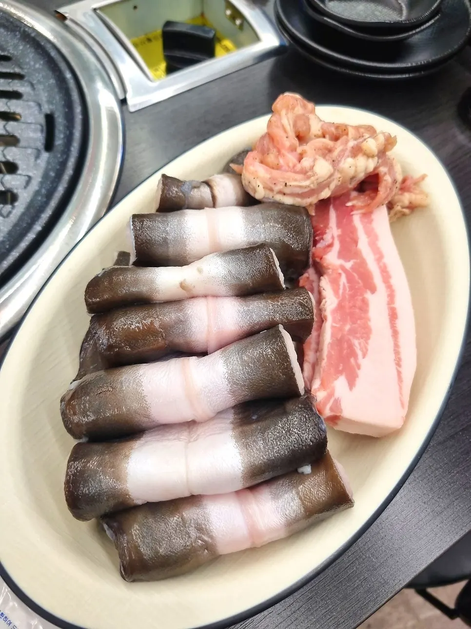 처음 내어준 장어와 삼겹살, 목살 접시