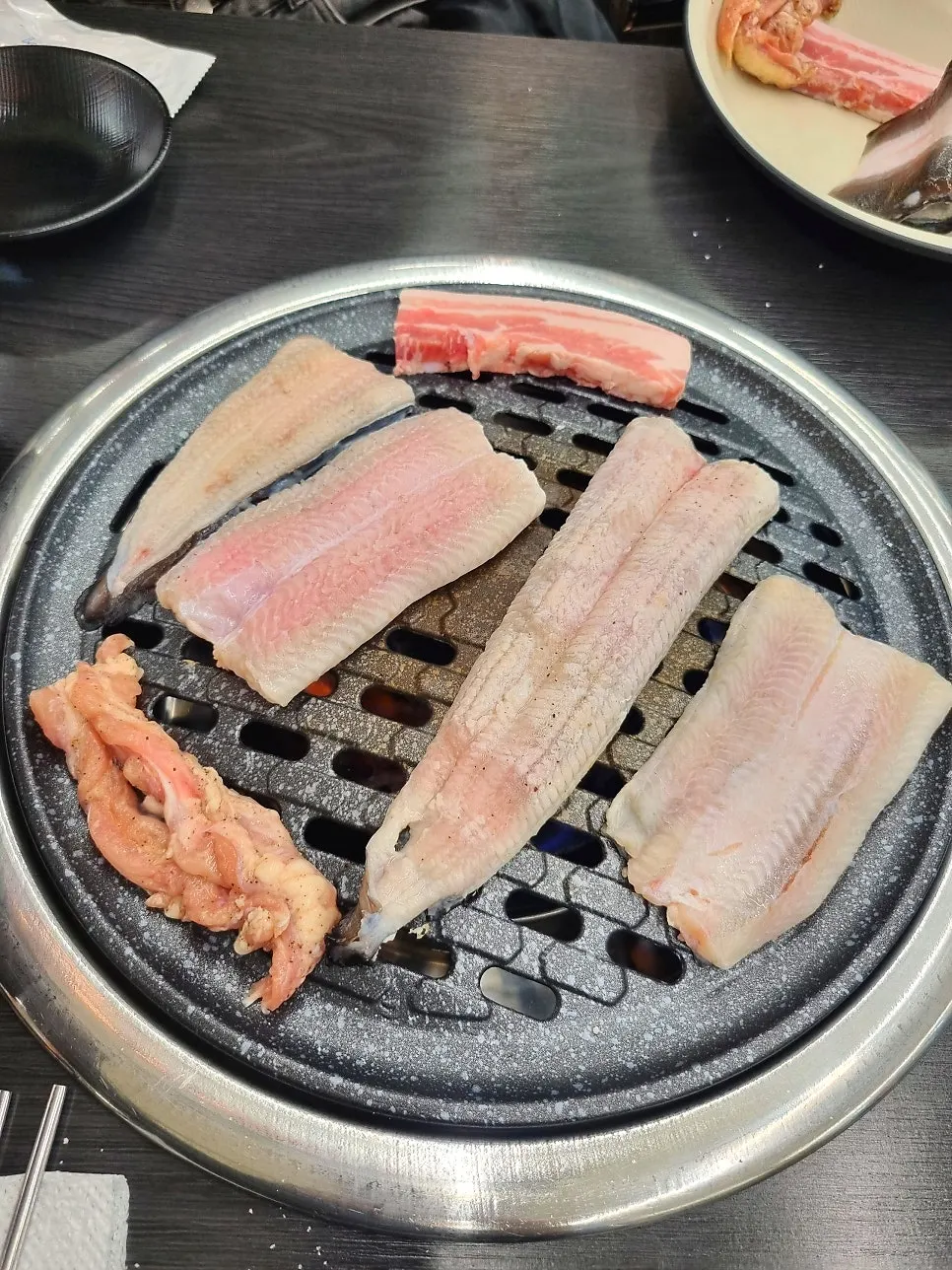 불판에 올린 장어와 목살, 삼겹살