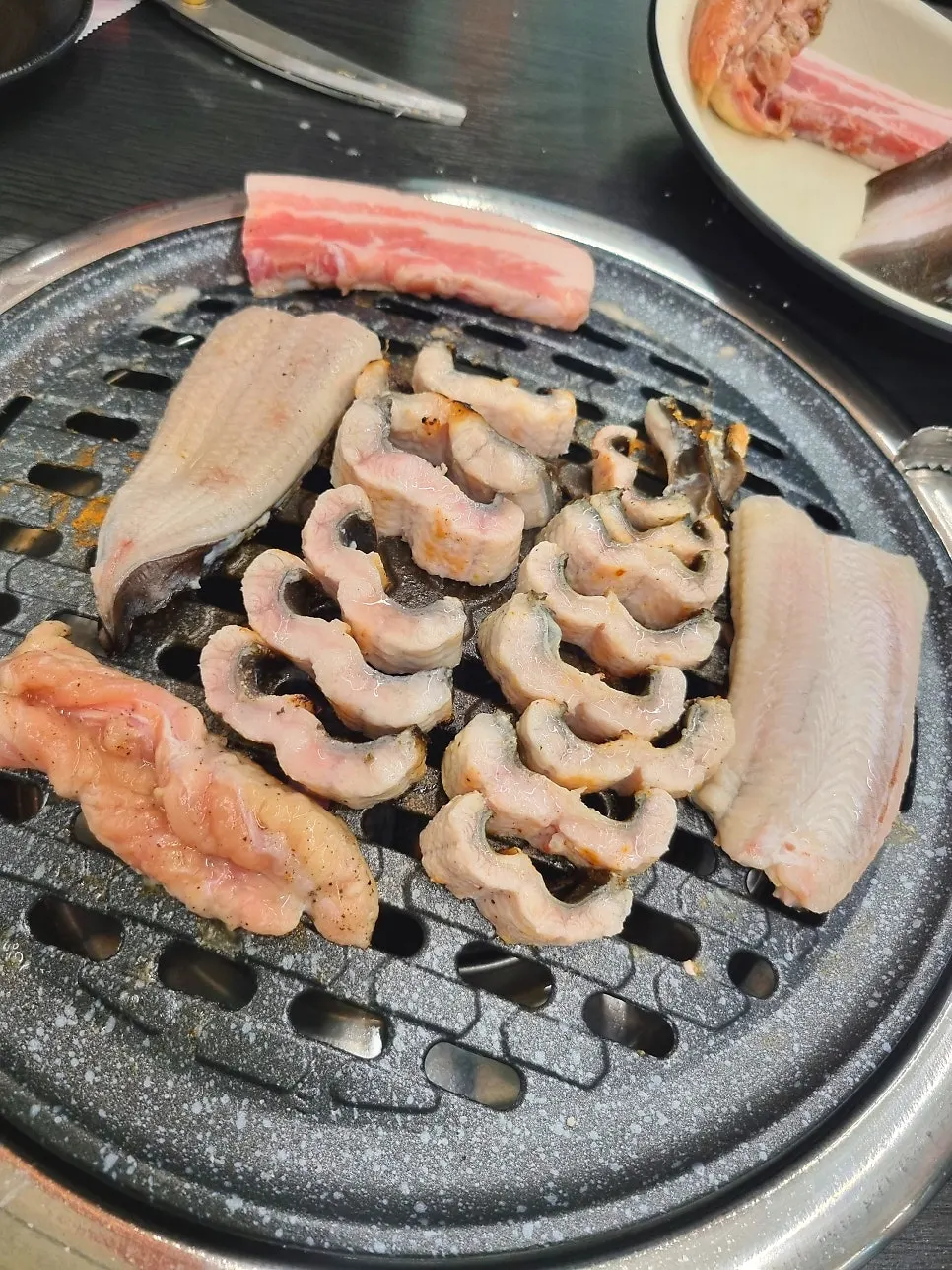 사장님이 알려준 방법대로 굽는 민물장어