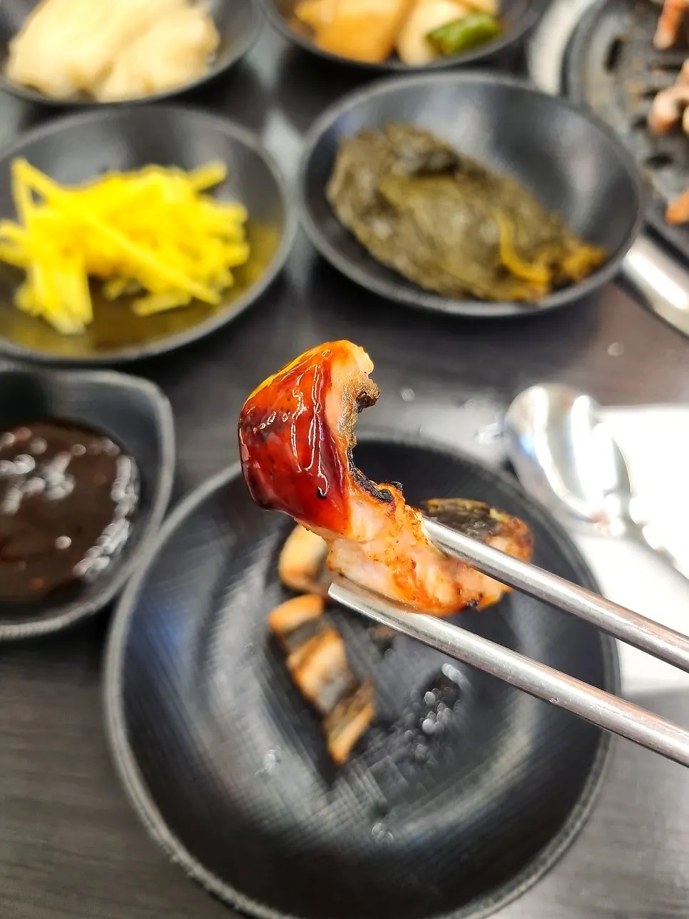 특제 소스에 찍어 먹는 두툼한 장어 구이