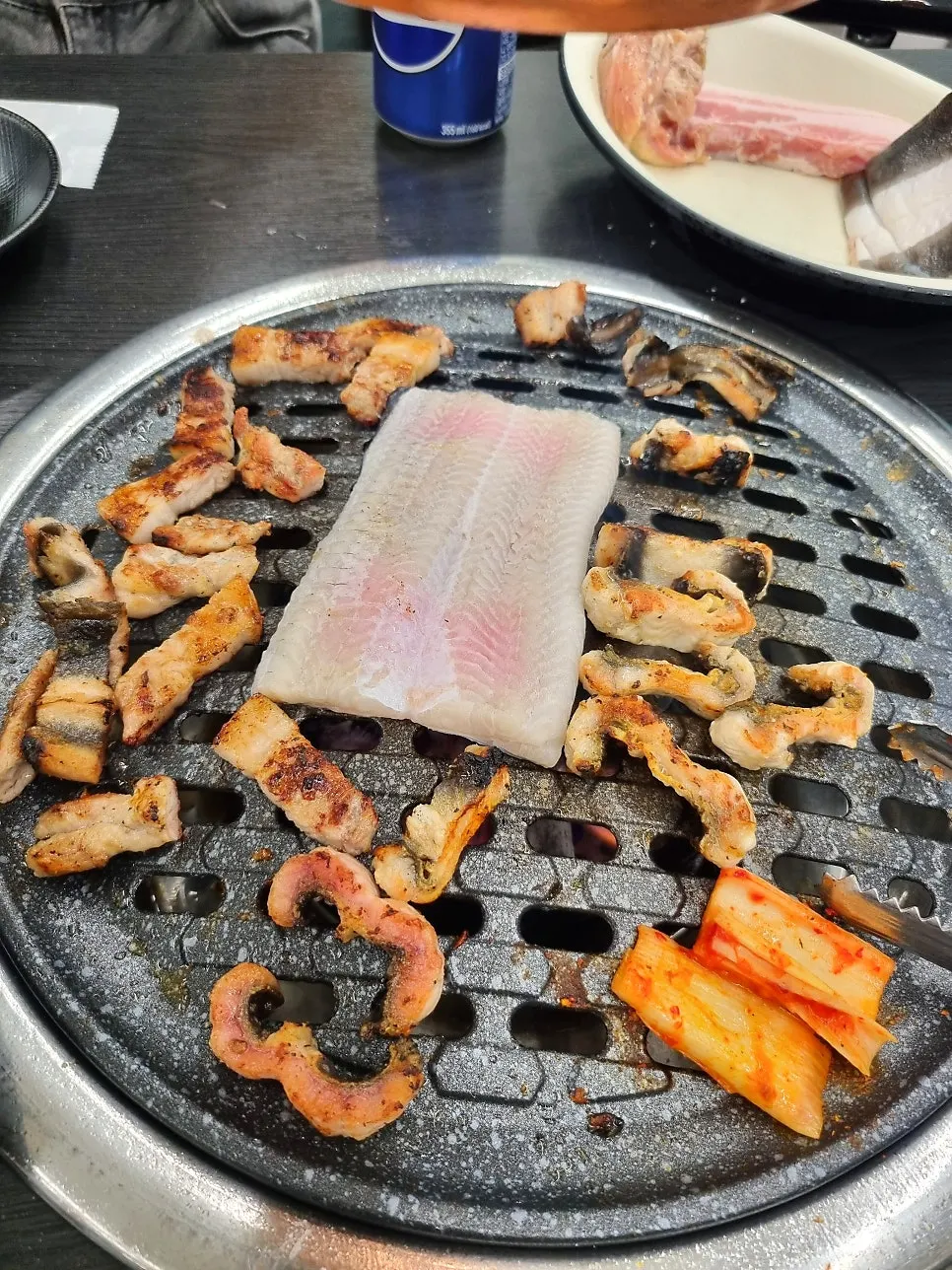 끊기지 않게 이어서 올린 장어 살
