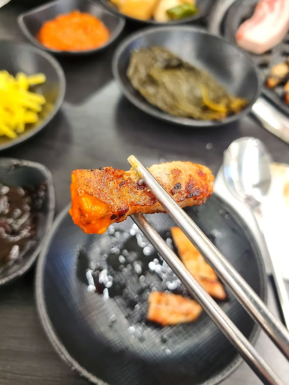 깻잎에 장어와 파김치를 올린 쌈
