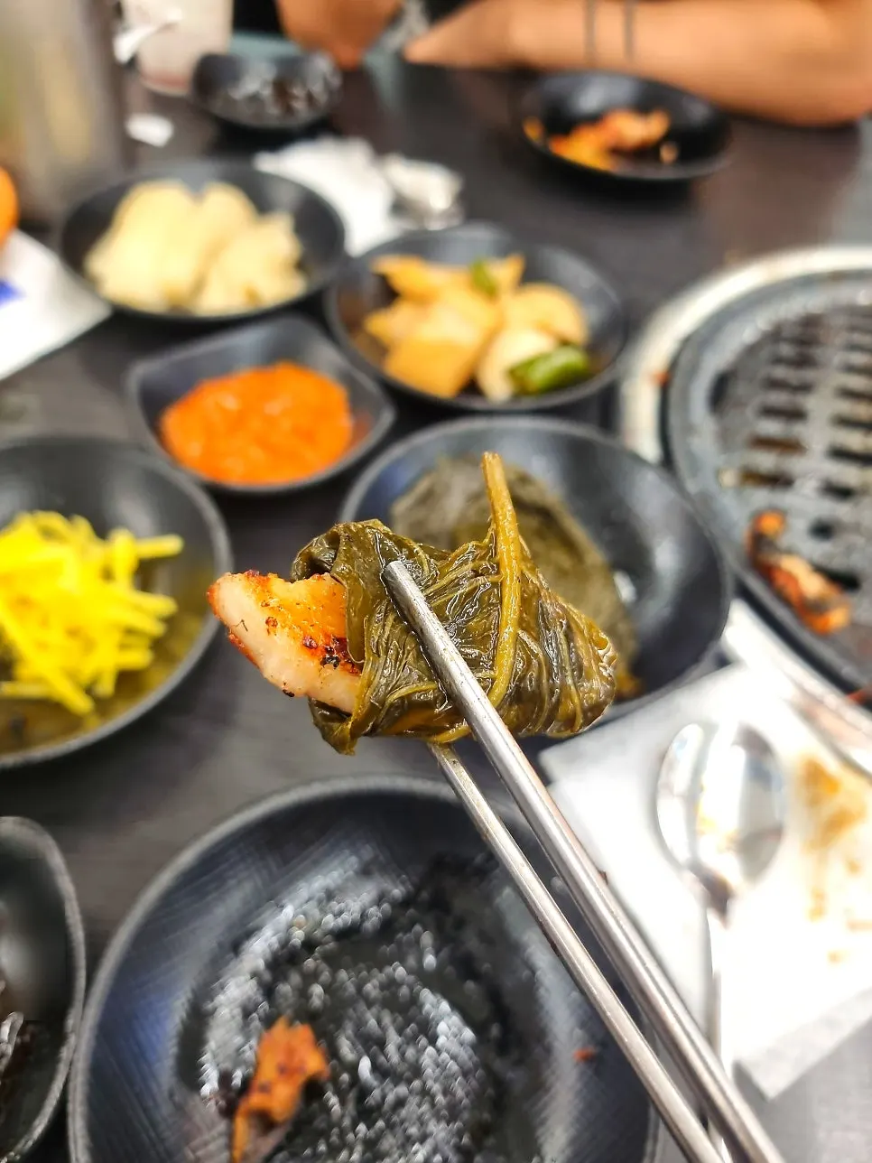 불판에서 익어가는 양념 목살과 삼겹살