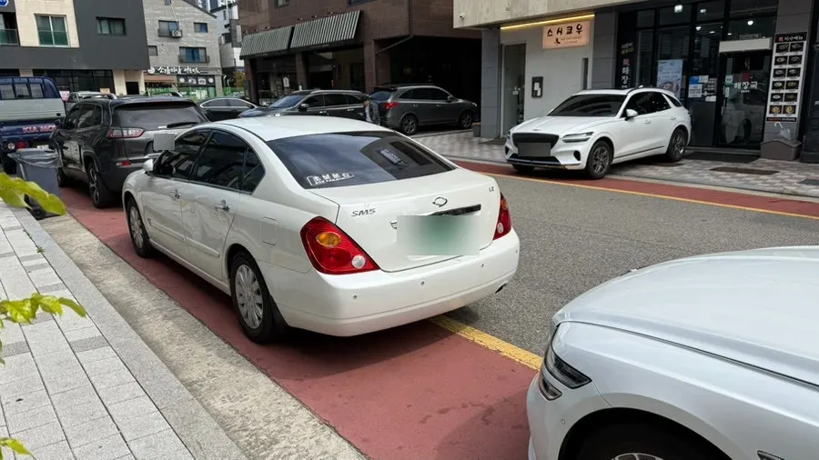 매장 앞 도로와 건물 주차타워 입구