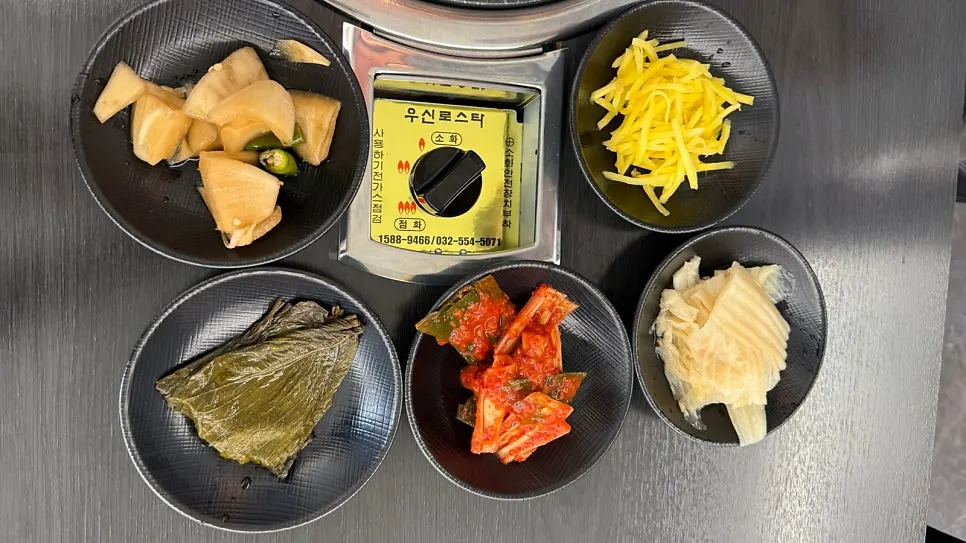 양파절임 깻잎절임 파김치 백김치 생강채 기본반찬 상차림