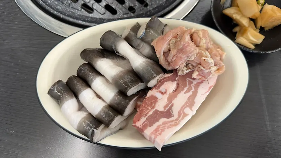 접시에 담긴 민물장어와 삼겹살, 닭목살