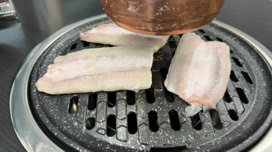 불판에 올린 장어와 고기