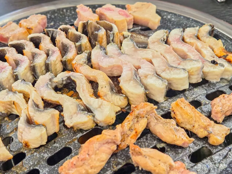 鉄板の上で焼かれる川うなぎ