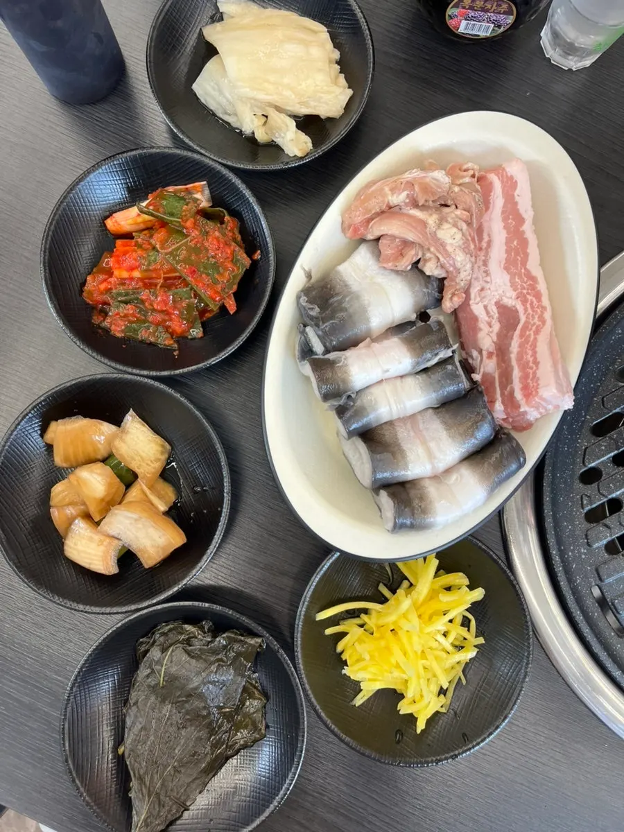 Table setting for the all-you-can-eat order for two