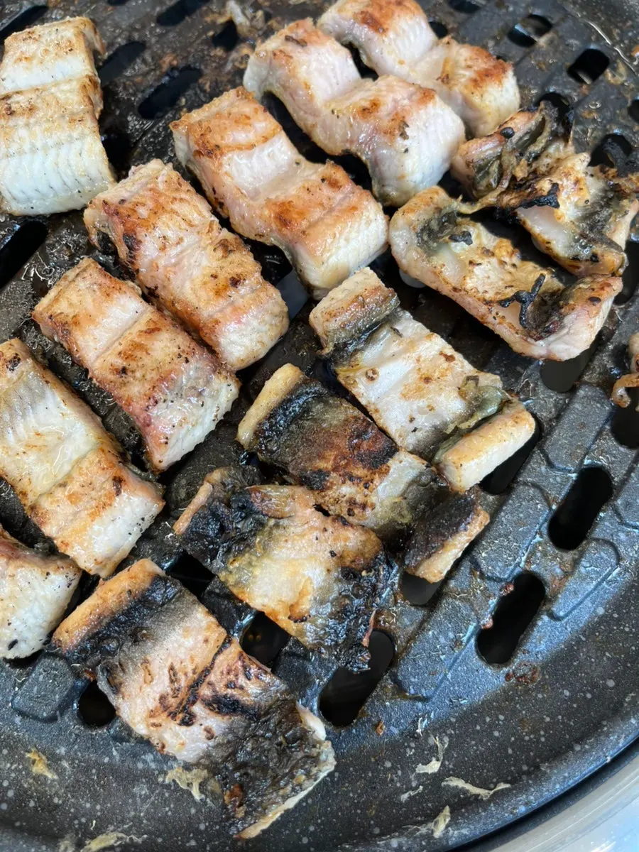 Grilled eel cut into big pieces
