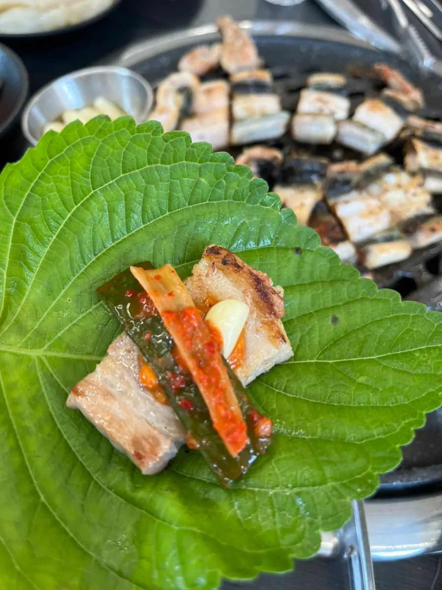 Grill with eel and pork belly cooked together