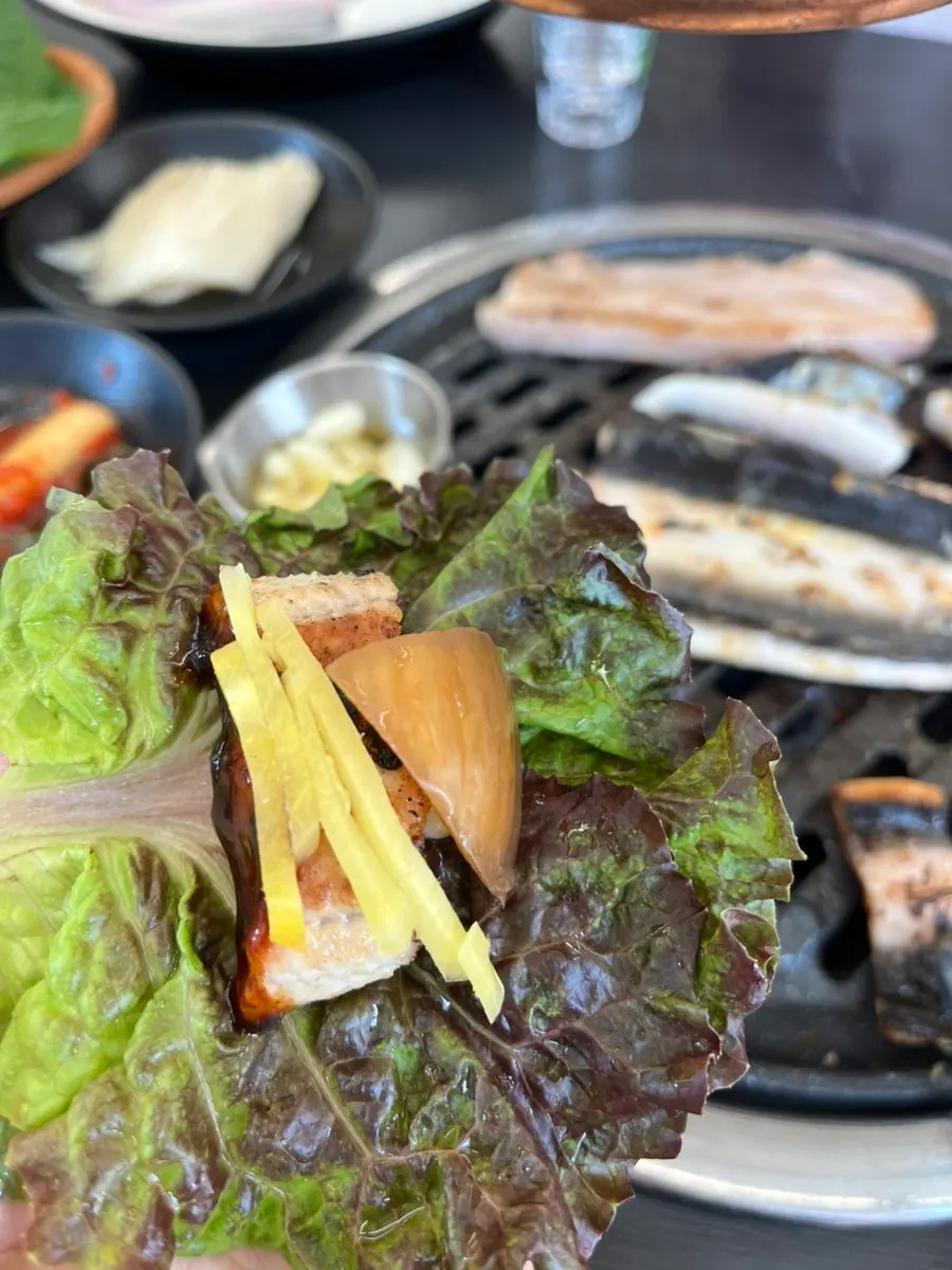 Eel and pork belly placed on wrap vegetables