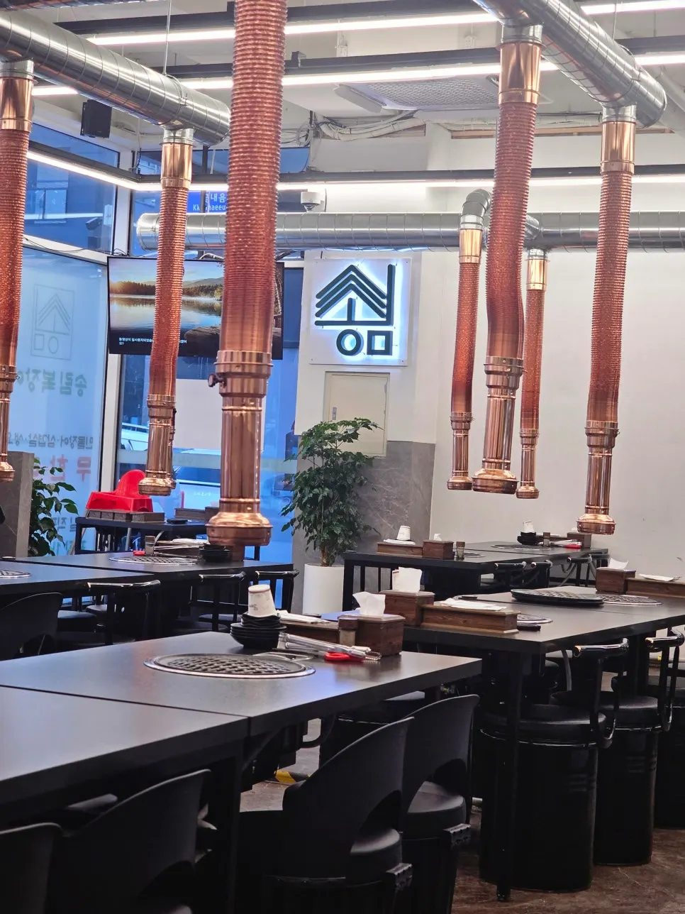 Dining space for family gatherings and work dinners