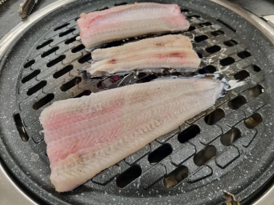 불판 위에서 익히는 민물장어