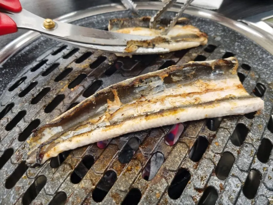 세워서 단면을 굽는 장어