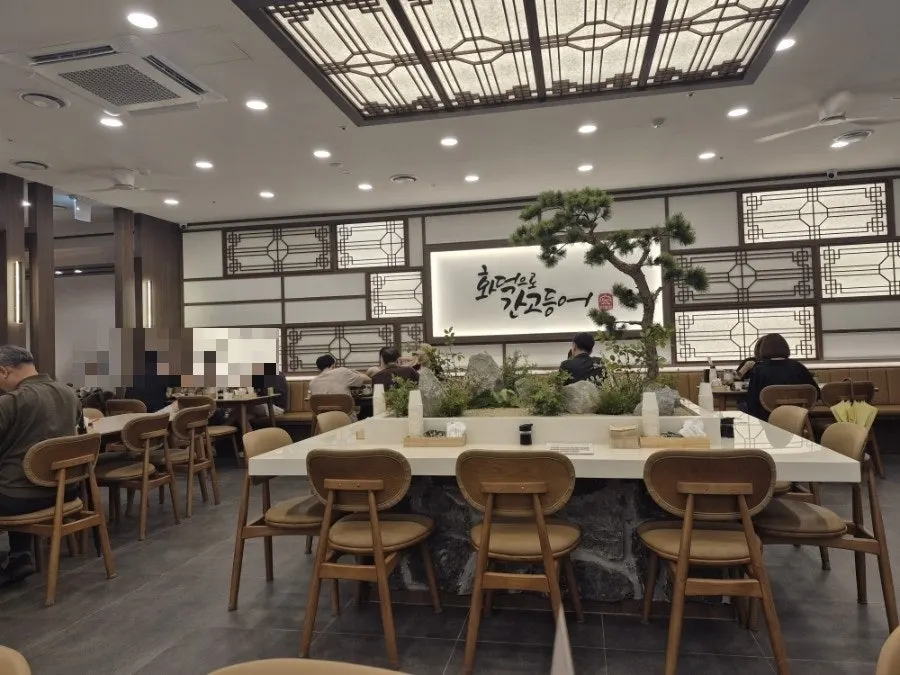 Location of the restaurant in the basement of the Lotte Castle commercial building